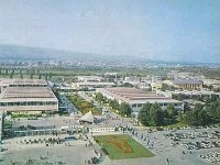 Zagrebački velesajam 1960-ih godina. Autobusi ZET-a parkirani ispred glavnog ulaza.jpg